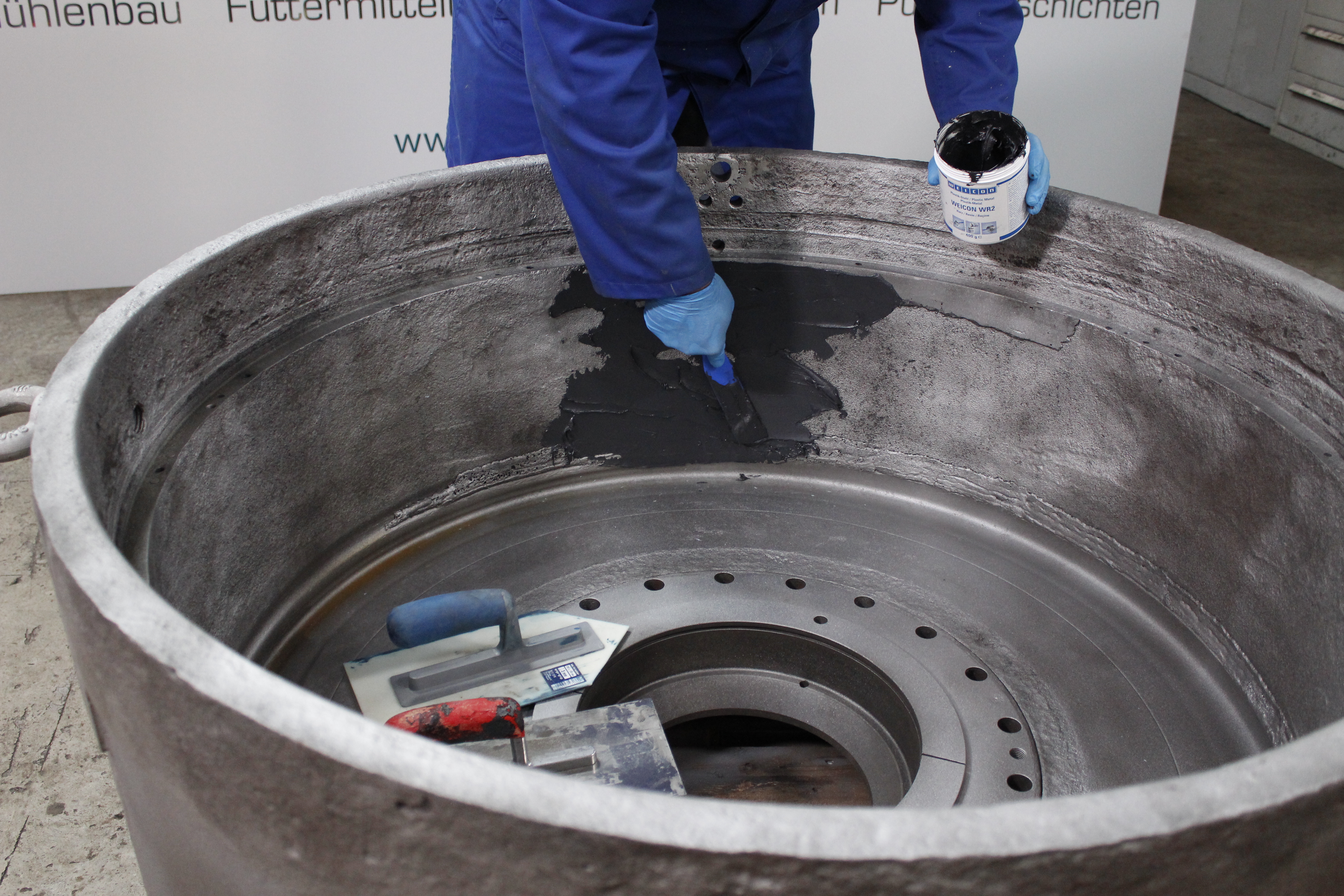 Plastic Metal WR2 | mineral-filled epoxy resin system for repairs and gap compensation