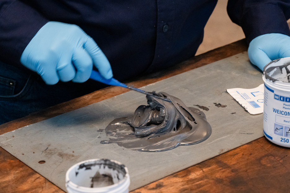 Plastic Metal HB 300 | high-temperature-resistant epoxy resin system for repairs and moulding