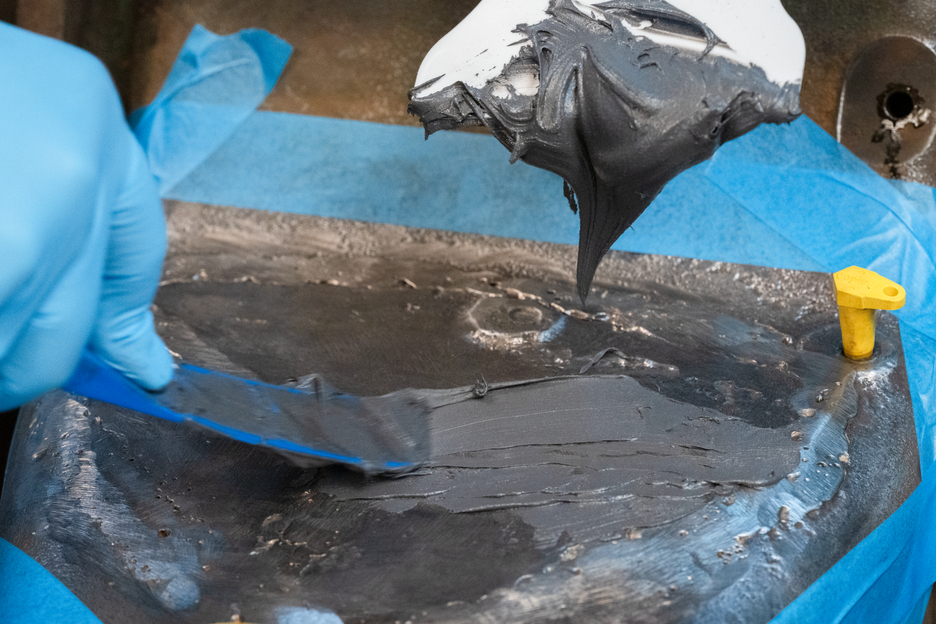 Plastic Metal HB 300 | high-temperature-resistant epoxy resin system for repairs and moulding