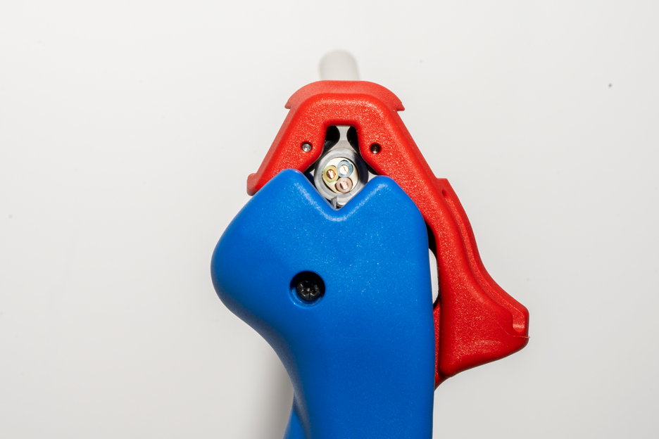 Flat and Round Cable Stripper | for all standard flat cables up to 18 mm wide and all standard round cables with a diameter of 6–13 mm