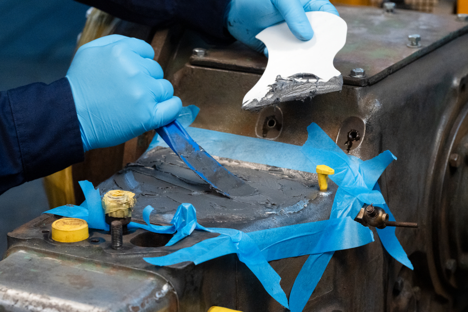Plastic Metal HB 300 | high-temperature-resistant epoxy resin system for repairs and moulding