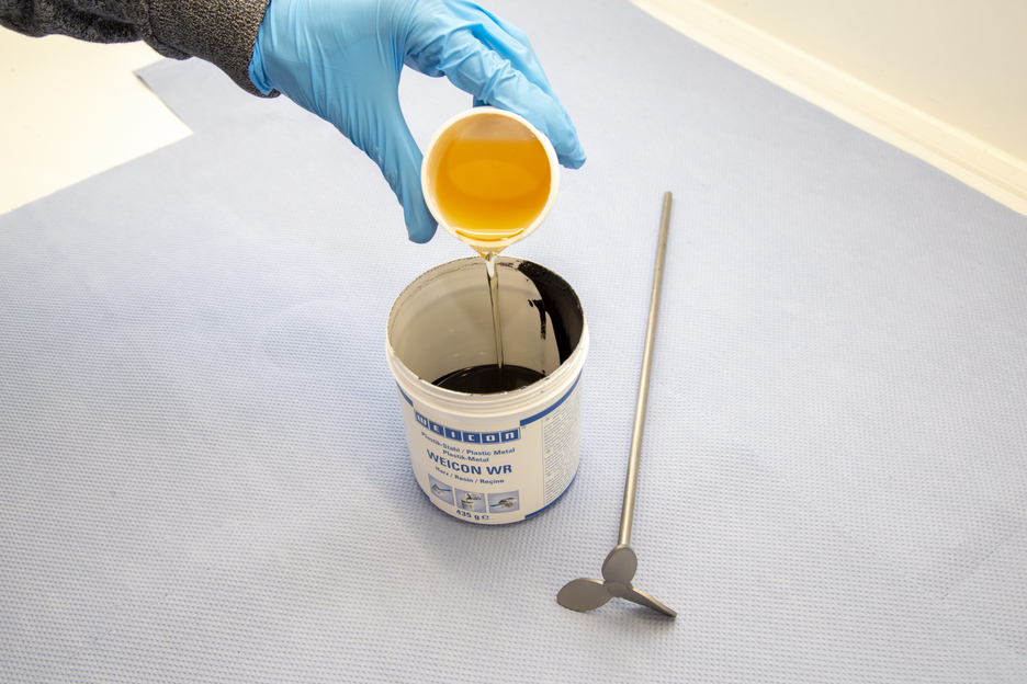 Plastic Metal WR | steel-filled liquid epoxy resin system for casting and gap compensation