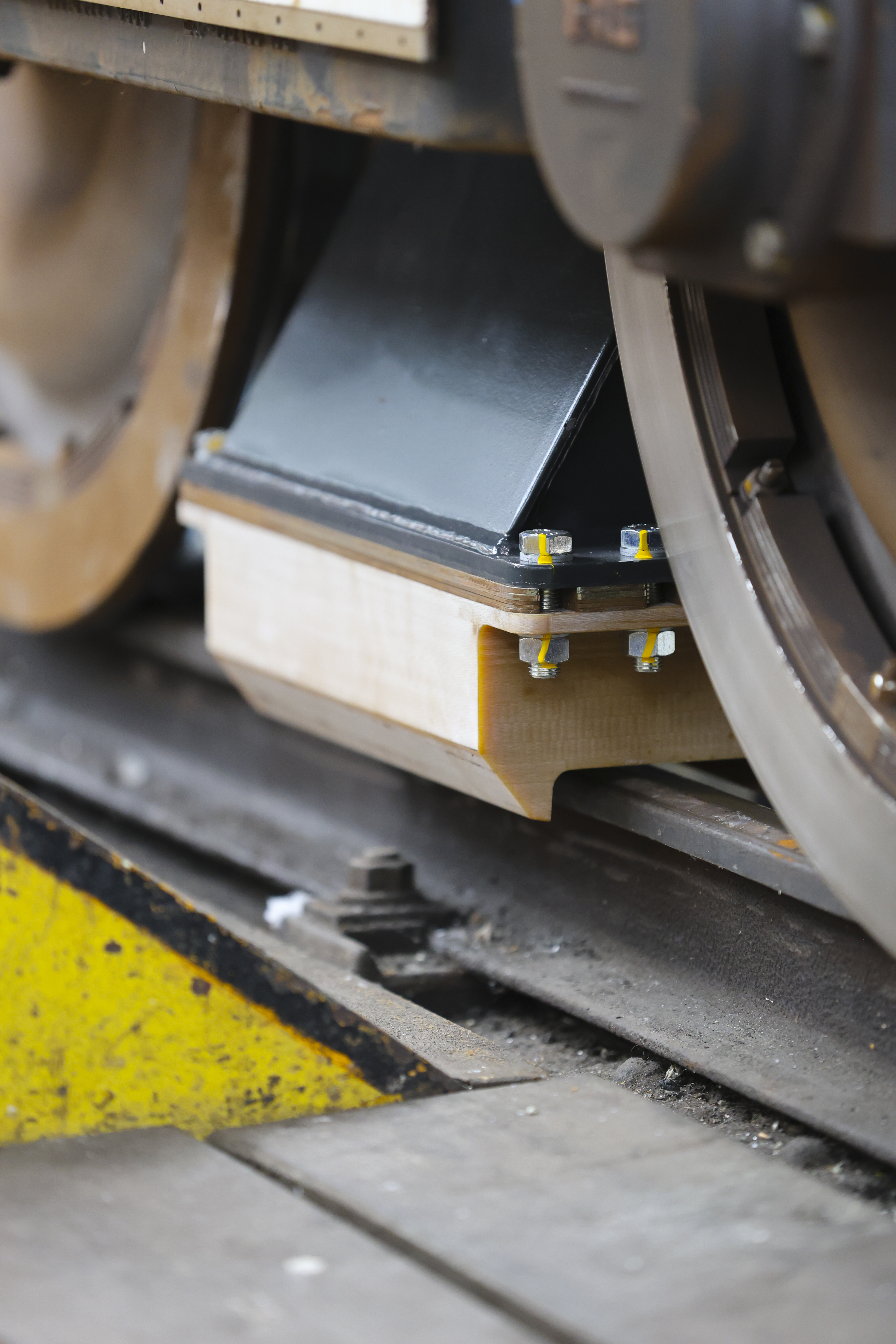 Plastic Metal WR | steel-filled liquid epoxy resin system for casting and gap compensation