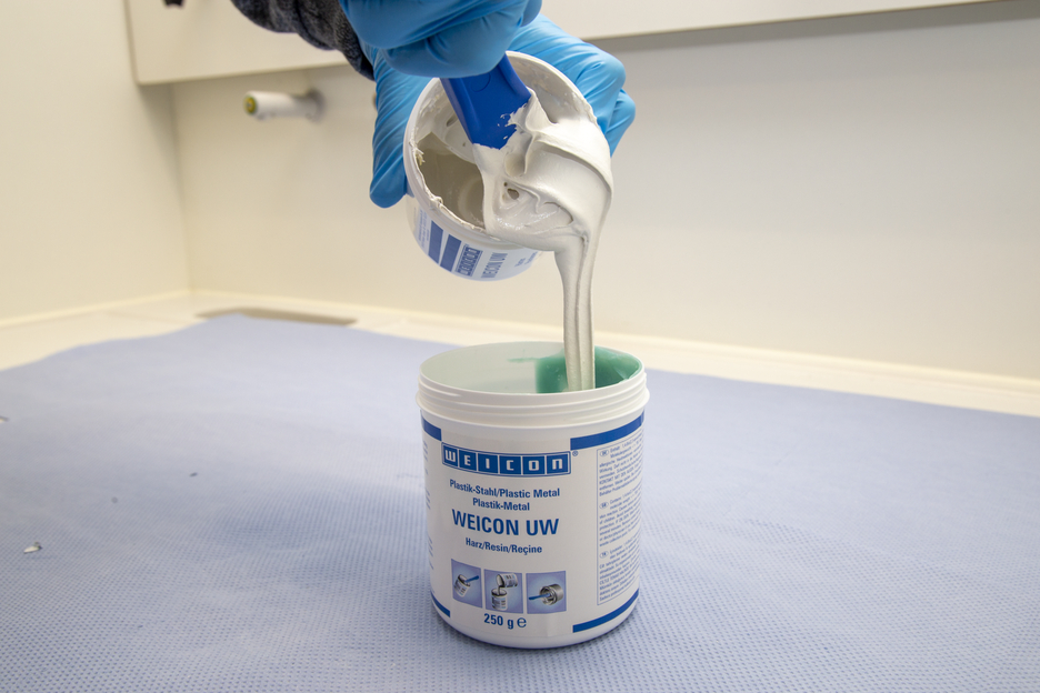Plastic Metal UW | mineral-filled epoxy resin system for repairs and moulding on wet surfaces