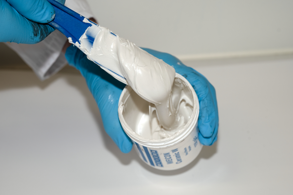 Plastic Metal Ceramic W | mineral-filled epoxy resin system for wear protection coating
